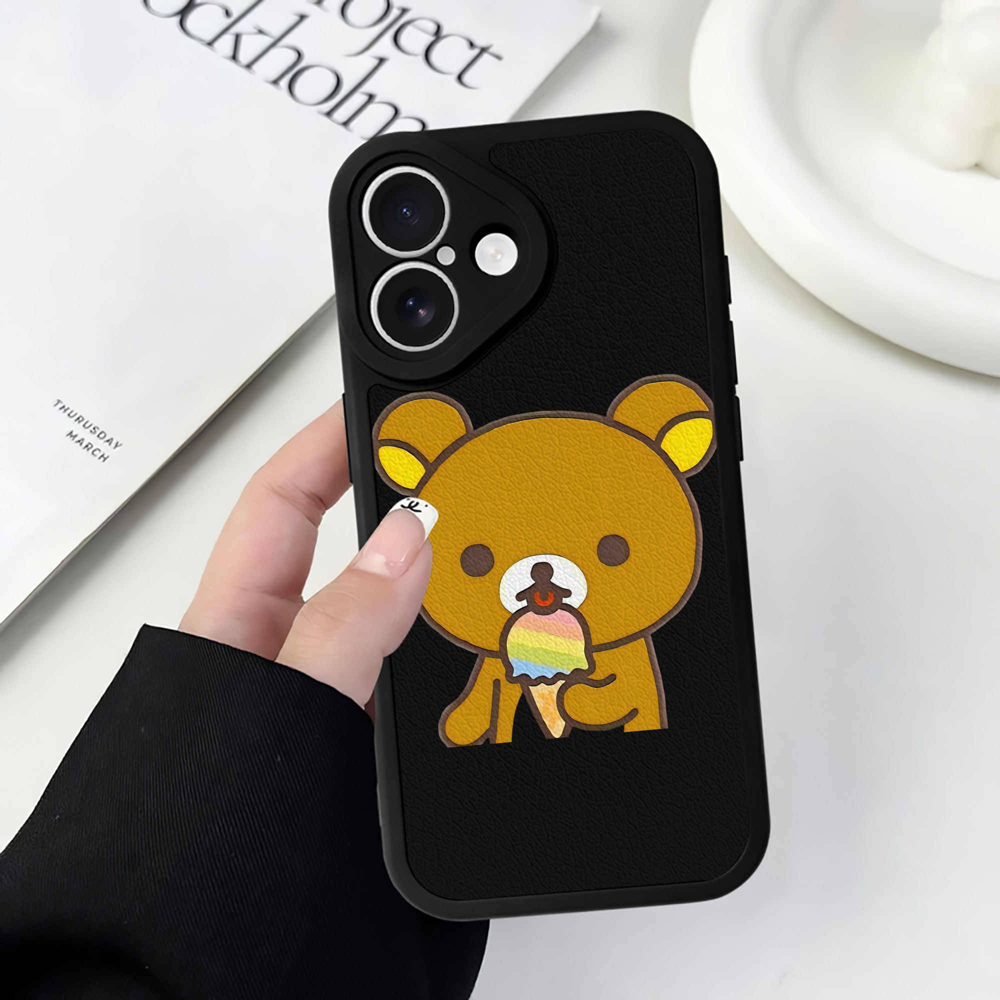 （画像用） リラックマ リラックマ キイロイトリ Rilakkuma Korilakkuma Kiiroitori 【iPhone 16シリーズ対応】シリコンスマホケース（レザー調） 材質：シリコン